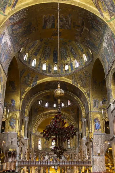 İtalya, Venedik. 27 Mar 2023. Bazilika di San Marco iç mekanı. Kemerleri ve kubbesi olan bir tavan. Haç şeklinde avize..