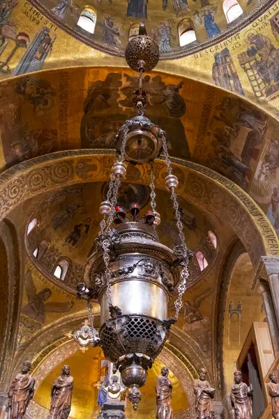 İtalya, Venedik. 27 Mar 2023. Bazilika di San Marco iç mekanı. Asılan lamba armatürü.
