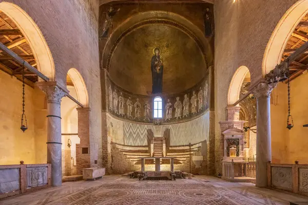 28 Mart 2023. İtalya, Torcello adası. Santa Maria Assunta Bazilikası (Kilise). 11. yüzyıldan kalma bir mozaik, Meryem Ana 'nın İsa' yı kucağına aldığı Veneto-Bizans figürünü tasvir eder. Aşağıda onbir havari ve Aziz Paul var..