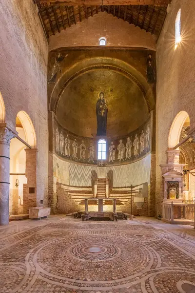 28 Mart 2023. İtalya, Torcello adası. Santa Maria Assunta Bazilikası (Kilise). 11. yüzyıldan kalma bir mozaik, Meryem Ana 'nın İsa' yı kucağına aldığı Veneto-Bizans figürünü tasvir eder. Aşağıda onbir havari ve Aziz Paul var..