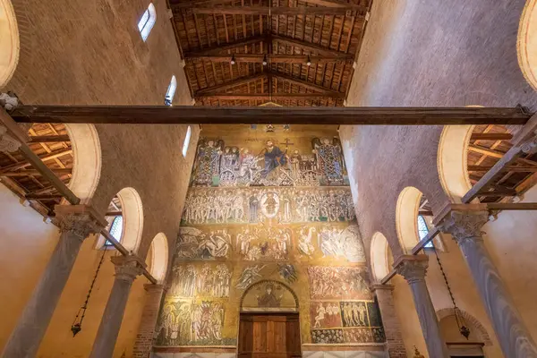 28 Mart 2023. İtalya, Torcello adası. Santa Maria Assunta Bazilikası (Kilise). Son Mahşer 'in 11. yüzyıl mozaiği.