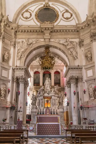 29 Mart 2023. İtalya, Venedik. Santa Maria della Salute Kilisesi. İç mekan. Yüksek sunak.