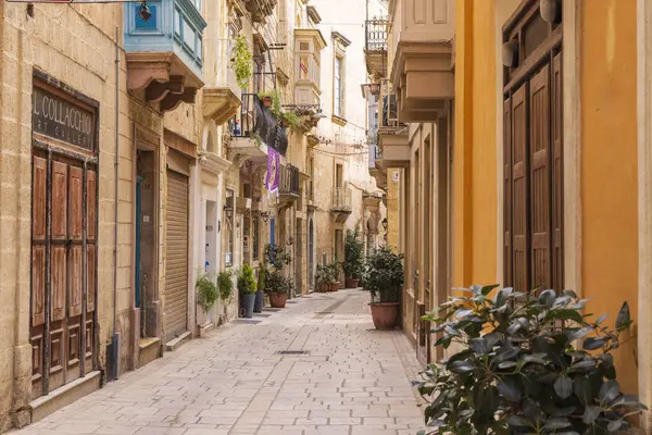Malta, Birgu. Taş binaları olan dar bir sokak..