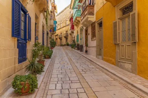 Malta, Birgu. Dar sokaklar ve taş binalar.