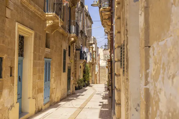 Malta, Birgu. Taş binaları olan dar bir sokak..