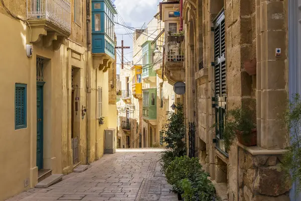Malta, Birgu. Taş binaları olan dar bir sokak..