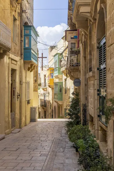 Malta, Birgu. Taş binaları olan dar bir sokak..