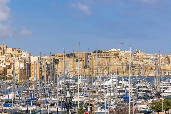 Malta, Birgu. Marinada tekneler.
