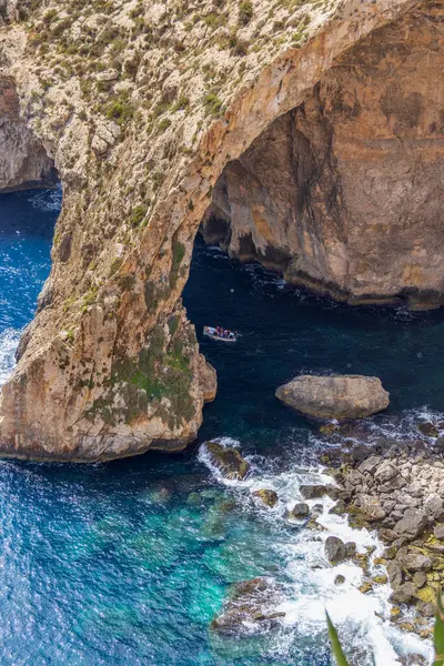 Malta. Blue Grotto, yukarıdan görüldü. Küçük tur teknesi.