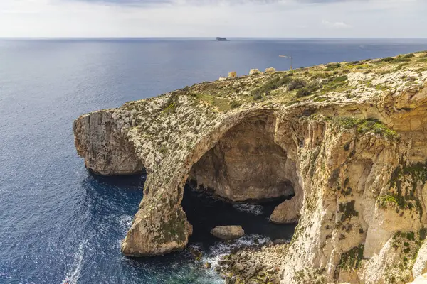 Malta. Mavi Grotto, yukarıdan görüldü..