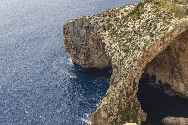 Malta. Blue Grotto, yukarıdan görüldü. Küçük tur teknesi.