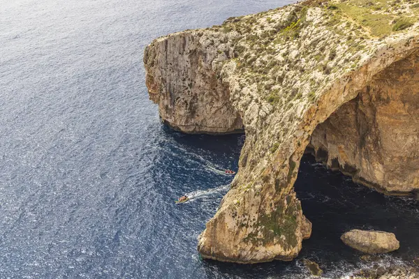Malta. Blue Grotto, yukarıdan görüldü. Küçük tur tekneleri.