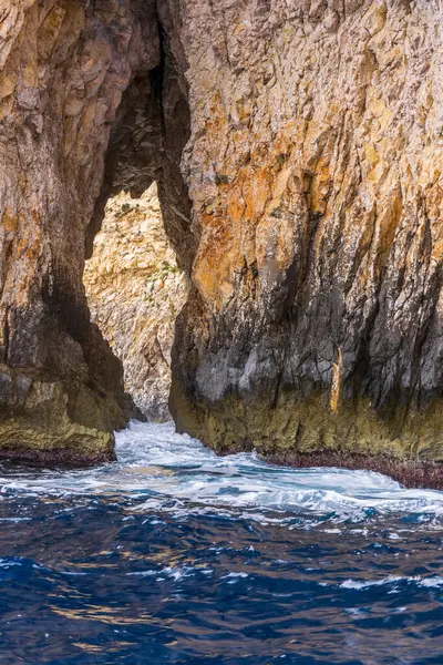 Malta, Blue Grotto. Akdeniz 'in mavi suları bir tur teknesinden görüldü..