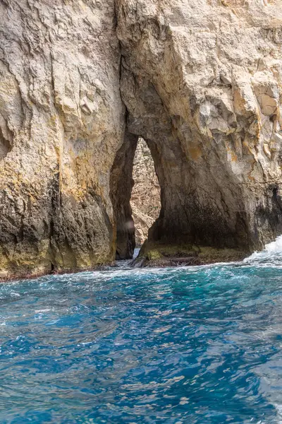 Malta, Blue Grotto. Akdeniz 'in mavi suları bir tur teknesinden görüldü..