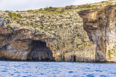Malta, Blue Grotto. Akdeniz 'in mavi suları bir tur teknesinden görüldü..