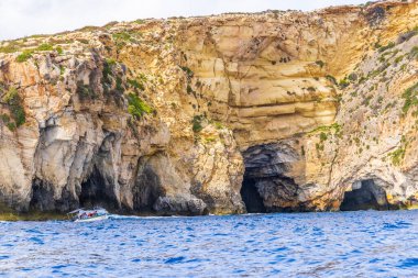 Malta, Blue Grotto. Akdeniz 'in mavi suları bir tur teknesinden görüldü..