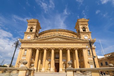 Malta, Mosta. Meryem Ana 'nın Hükmü Bazilikası (yaygın olarak Mosta Rotunda veya Mosta Kubbesi olarak bilinir), Roma Katolik kilisesi ve bazilikasıdır..