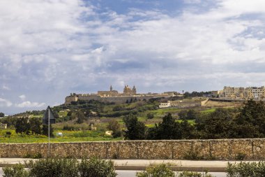 Malta, Mdina. Yakındaki yoldan duvarlı şehir manzarası.