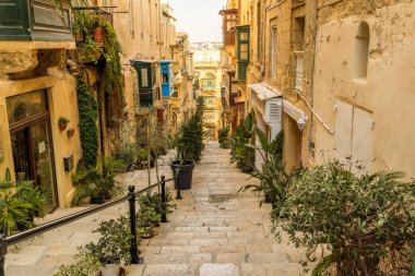 Malta, Valletta. Sokak sahneleri. Taş bir merdiven boyunca evler ve dükkanlar.