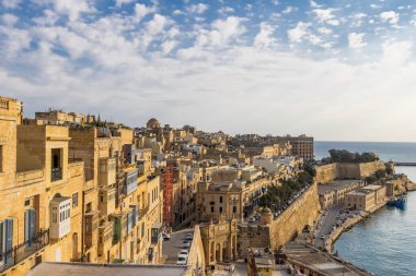 Malta, Valletta. Şehrin bir kısmı ve liman manzarası, Yukarı Barrakka 'dan.
