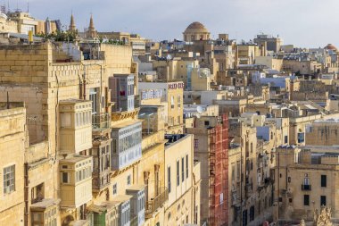 Malta, Valletta. Şehrin bir kısmı ve liman manzarası, Yukarı Barrakka 'dan.