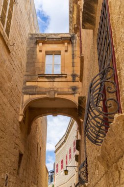 Malta, Mdina. İki bina arasında küçük çaplı yaya köprüsü.