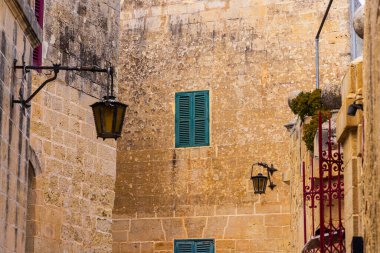 Malta, Mdina. Taş bir duvardaki kepenkli pencereler.
