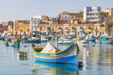Malta, Marsaxlokk. Marsaxlokk limanı. Luzzijiet, luzzu 'nun çoğulu, renkli geleneksel Malta balıkçı tekneleri..