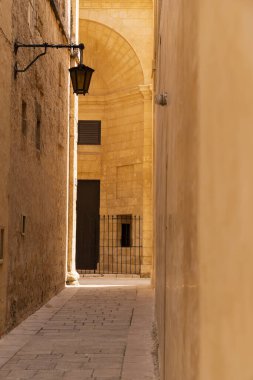 Malta, Mdina. Binalar arasındaki geçidi daralt.