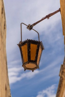 Malta, Mdina. Kehribar cam ve demir teçhizatlı sokak lambası..