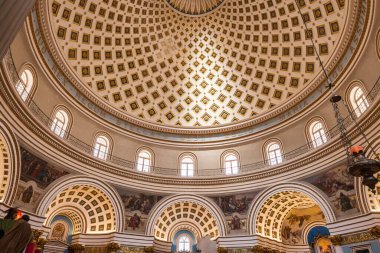 Malta, Mosta. Meryem 'in Assumption of Our Lady' nin Sığınak Bazilikası ya da 17. yüzyıl Katolik kilisesi olan Mosta Rotunda. İç mekan. Kubbe 'nin manzarası. Dünyanın en büyük üçüncü desteksiz kubbesi..