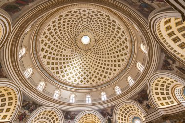 Malta, Mosta. Meryem 'in Assumption of Our Lady' nin Sığınak Bazilikası ya da 17. yüzyıl Katolik kilisesi olan Mosta Rotunda. İç mekan. Kubbe 'nin manzarası. Dünyanın en büyük üçüncü desteksiz kubbesi..