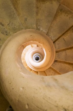Malta, Mosta. Meryem 'in Assumption of Our Lady' nin Sığınak Bazilikası ya da 17. yüzyıl Katolik kilisesi olan Mosta Rotunda. Kubbenin içindeki galeriye giden sarmal merdiven..