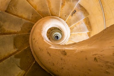 Malta, Mosta. Meryem 'in Assumption of Our Lady' nin Sığınak Bazilikası ya da 17. yüzyıl Katolik kilisesi olan Mosta Rotunda. Kubbenin içindeki galeriye giden sarmal merdiven..