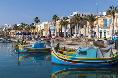 23 Mart 2023. Malta, Marsaxlokk. Marsaxlokk limanı. Luzzijiet, luzzu 'nun çoğulu, renkli geleneksel Malta balıkçı tekneleri. Sadece Düzenleyici Kullan.
