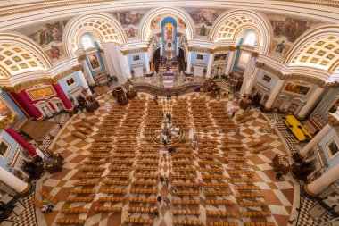 23 Mart 2023. Malta, Mosta. Meryem 'in Assumption of Our Lady' nin Sığınak Bazilikası ya da 17. yüzyıl Katolik kilisesi olan Mosta Rotunda. Kubbenin içi ve kilisenin yukarısında. Sadece Düzenleyici Kullan.