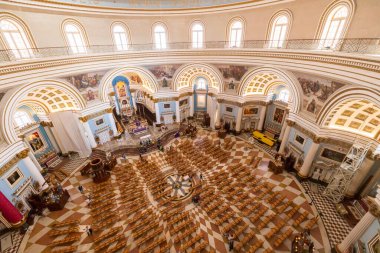 23 Mart 2023. Malta, Mosta. Meryem 'in Assumption of Our Lady' nin Sığınak Bazilikası ya da 17. yüzyıl Katolik kilisesi olan Mosta Rotunda. Kubbenin içi ve kilisenin yukarısında. Sadece Düzenleyici Kullan.