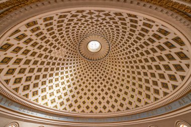 23 Mart 2023. Malta, Mosta. Meryem 'in Assumption of Our Lady' nin Sığınak Bazilikası ya da 17. yüzyıl Katolik kilisesi olan Mosta Rotunda. İç mekan. Kubbe 'nin manzarası. Dünyanın en büyük üçüncü desteksiz kubbesi. Sadece Düzenleyici Kullan.