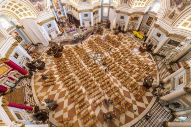 23 Mart 2023. Malta, Mosta. Meryem 'in Assumption of Our Lady' nin Sığınak Bazilikası ya da 17. yüzyıl Katolik kilisesi olan Mosta Rotunda. Kubbenin içi ve kilisenin yukarısında. Sadece Düzenleyici Kullan.