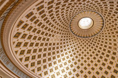 23 Mart 2023. Malta, Mosta. Meryem 'in Assumption of Our Lady' nin Sığınak Bazilikası ya da 17. yüzyıl Katolik kilisesi olan Mosta Rotunda. İç mekan. Kubbe 'nin manzarası. Dünyanın en büyük üçüncü desteksiz kubbesi. Sadece Düzenleyici Kullan.