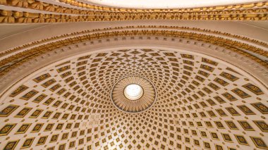 23 Mart 2023. Malta, Mosta. Meryem 'in Assumption of Our Lady' nin Sığınak Bazilikası ya da 17. yüzyıl Katolik kilisesi olan Mosta Rotunda. İç mekan. Kubbe 'nin manzarası. Dünyanın en büyük üçüncü desteksiz kubbesi. Sadece Düzenleyici Kullan.