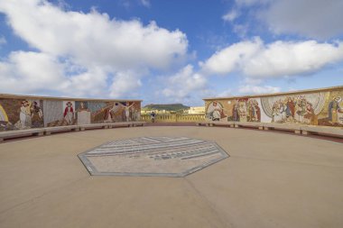 24 Mart 2023. Malta, Gozo, Gharb. Ta Pinu Sığınağı. Mozaik duvar. Sadece Düzenleyici Kullan.