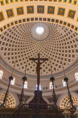 23 Mart 2023. Malta, Mosta. Meryem 'in Assumption of Our Lady (Mosta Rotunda veya Mosta Dome olarak da bilinir), Roma Katolik kilisesi ve bazilikası. İç mekan. Kubbe ve Haç. Sadece Düzenleyici Kullan.