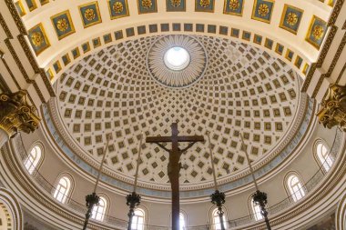 23 Mart 2023. Malta, Mosta. Meryem 'in Assumption of Our Lady (Mosta Rotunda veya Mosta Dome olarak da bilinir), Roma Katolik kilisesi ve bazilikası. İç mekan. Kubbe ve Haç. Sadece Düzenleyici Kullan.