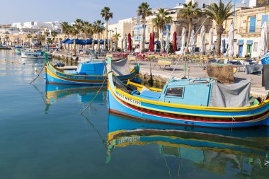 23 Mart 2023. Malta, Marsaxlokk. Marsaxlokk limanı. Luzzijiet, luzzu 'nun çoğulu, renkli geleneksel Malta balıkçı tekneleri. Sadece Düzenleyici Kullan.