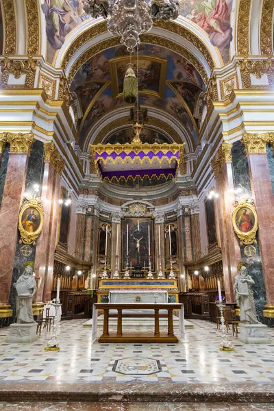 Malta, Mdina. Saint Paul Metropolitan Katedrali, yaygın olarak St Paul Katedrali ya da Mdina Katedrali olarak bilinir. Ana sunak.