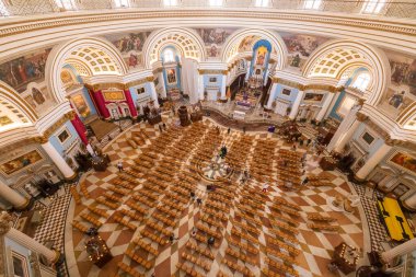 23 Mart 2023. Malta, Mosta. Meryem 'in Assumption of Our Lady' nin Sığınak Bazilikası ya da 17. yüzyıl Katolik kilisesi olan Mosta Rotunda. Kubbenin içi ve kilisenin yukarısında. Sadece Düzenleyici Kullan.