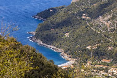 İtalya, Basilicata, Maratea. Monte San Biagio 'dan Maratea ve Tyrhenian Denizi' ne genel bakış. İsa 'nın kurtarıcı heykelinin bulunduğu yer..