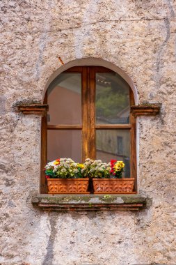 İtalya, Basilicata, Maratea. Çiçekli pencere.