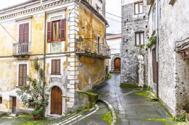 İtalya, Basilicata, Maratea. Binalar arasında taş geçit.